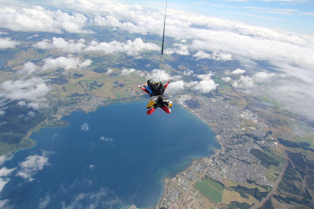Sky diving Taupo